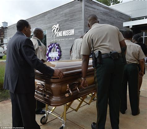 bb kings family lay   rest  funeral  tribute  obama daily mail
