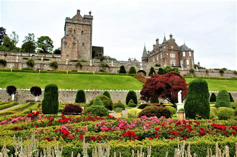 drummond castle gardens  located  crieff  central scotland