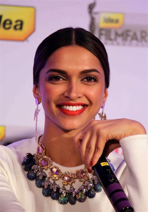 high quality bollywood celebrity pictures deepika padukone looks