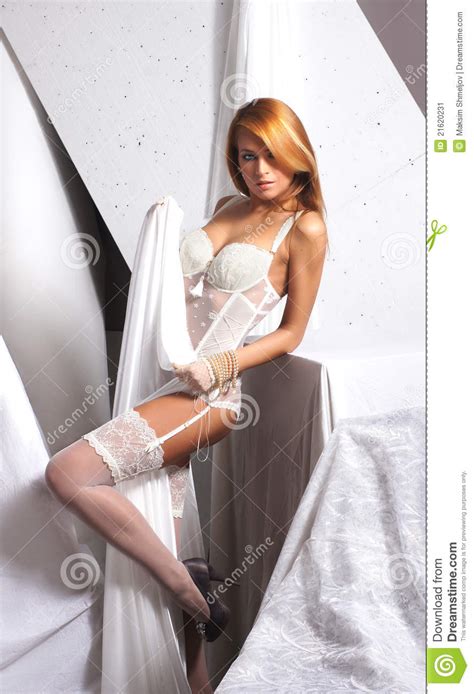 un jeune et sexy femme roux dans la lingerie érotique image stock