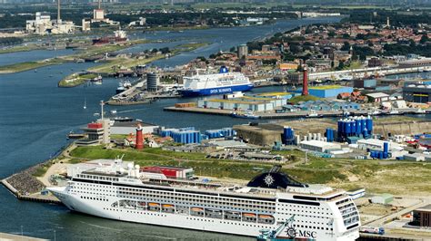 cruisepassagiers woedend na bezoek aan ijmuiden industrie en goedkope winkels nh nieuws