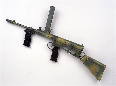 owen   weird submachine gun war  boring medium