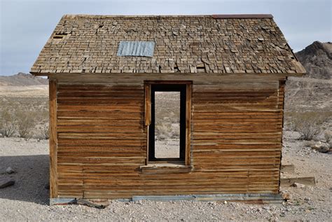 photo wooden shack architecture construction    jooinn