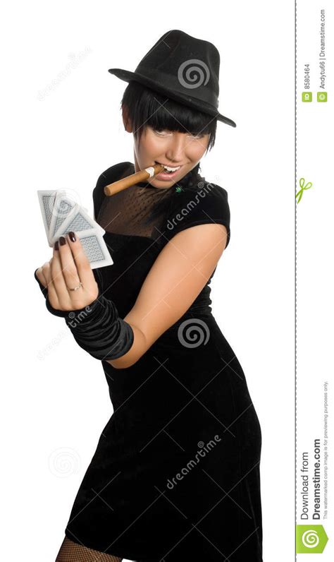 sexy meisje met sigaar en kaarten stock foto afbeelding