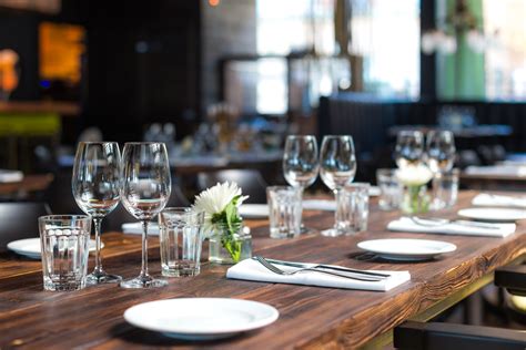 creating  perfect restaurant table setting