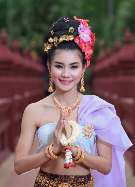 Thaise Vrouw In Klederdracht Van Thailand — Stockfoto © Tatchaihot