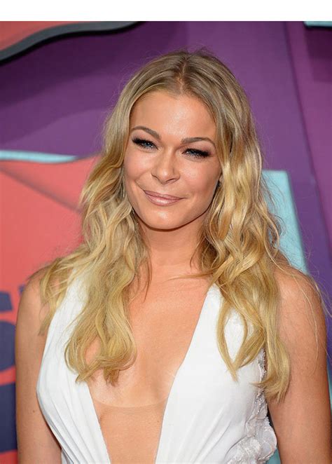 [pics] Leann Rimes‘ Cmt Music Awards Hair And Makeup — Get Her Beachy