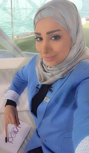 Foto Warna Warni Jilbab Presenter Cantik Arab Shaima