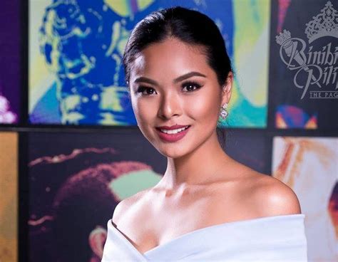 miss universe pia wurtzbach passes the torch to maxine