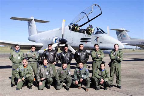 cadetes de fuerza aérea argentina visitan uruguay en viaje