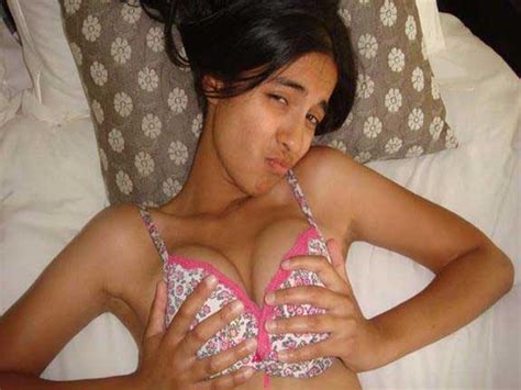 nude indian girl ne apni cleanshaved chut ka pahla photo share kiya