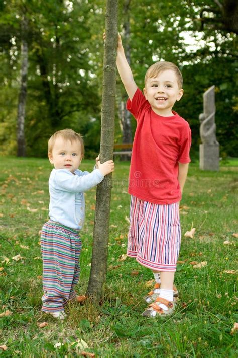 zwei junge kinder stockfoto bild von outdoor stehen