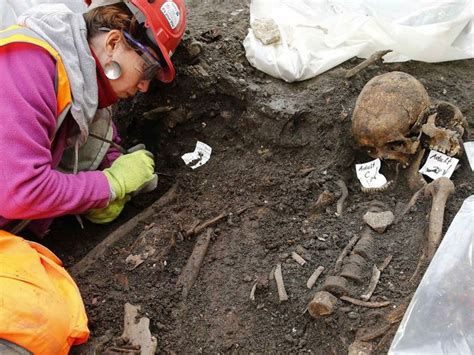 Bedlam Burial Ground Archaeologists Excavating 3 000 Skeletons From