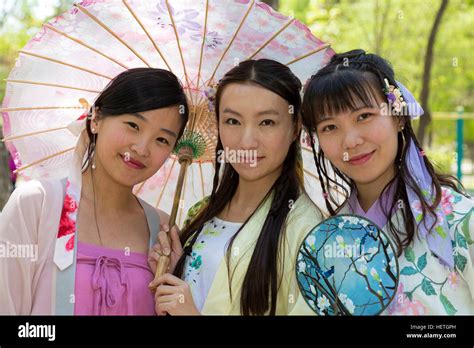 Chinesische Mädchen In Tracht Zhongshan Park Yinchuan Ningxia China