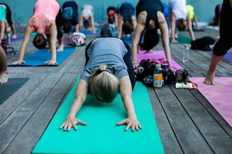 top  outdoor yoga classes  toronto  summer