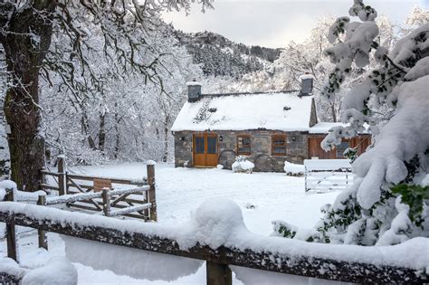 scotland dazzles  powdery layer  snow   country  hit  ice warnings