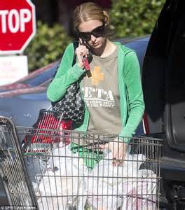 Paris Hilton Risks A Cold By Going Shopping With Wet Hair Daily Mail