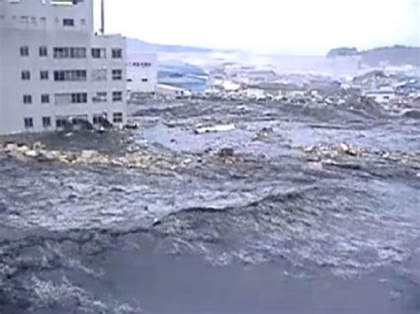 japan earthquake and tsunami new video revealed as fresh 6 5 magnitude quake hits daily mail