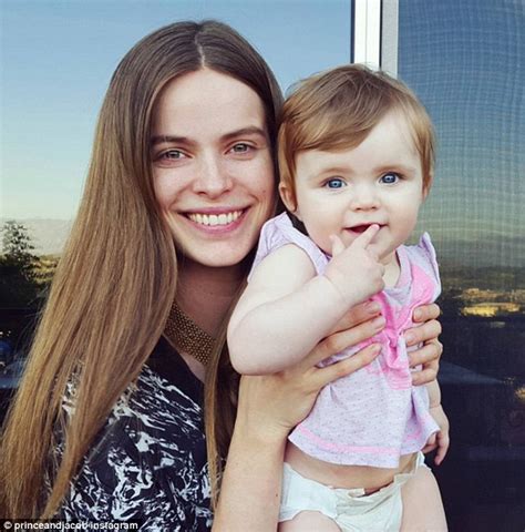 Model Robyn Lawley Shares Her Stretchmarks On Instagram And Facebook In