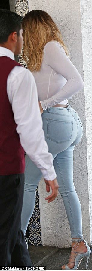 Khloe Kardashian Sister Shows Off Revenge Body And Booty Daily Mail