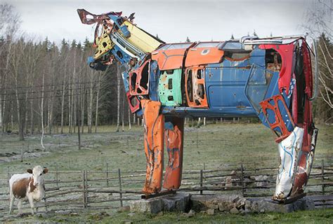 patung sapi besar yang terbuat dari puluhan kendaraan akudewasa