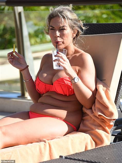 Frankie Essex Shows Off Her Curves In A Vibrant Coral