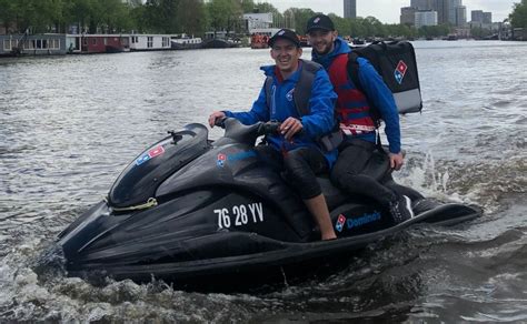 honger op de boot dominos bezorgt pizzas  waterscooter manly