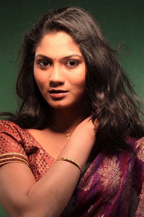 cap actress shruthi reddy hd   sexy saree
