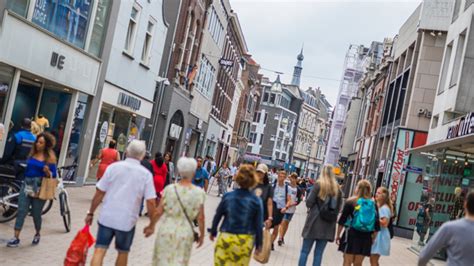 city guide tilburg winkelen bij boetiekjes populaire modewarenhuizen en grote merken  de