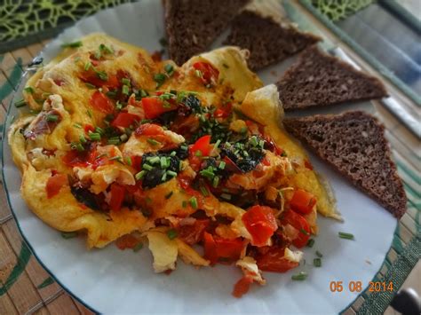 natka nastolatka w kuchni omlet w dwóch wersjach z groszkiem oraz w stylu włoskim z pomidorami