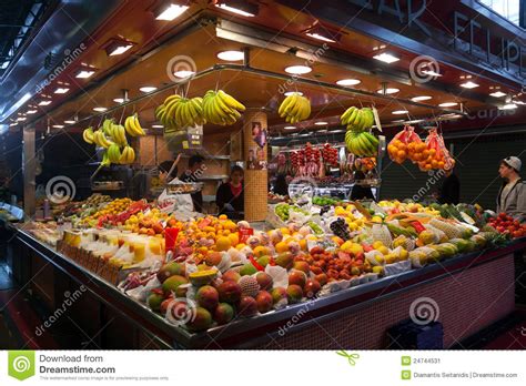 la boqueria markt  barcelona spanien redaktionelles foto bild von mehrfarbig frucht