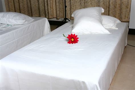 high quality polyester cotton white massage table bed