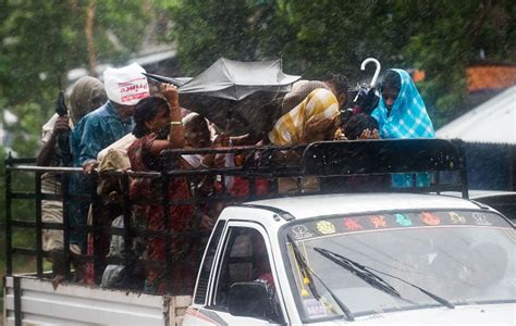 massive cyclone phailin hits india s east coast displacing more than 500 000 new york daily news