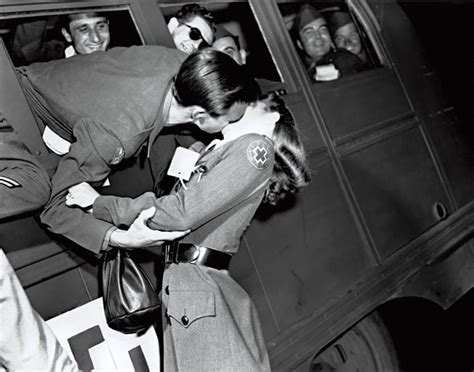 45 wartime photos that show the importance of love