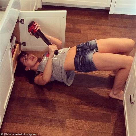 Hilaria Baldwin Shows Off Taut Tummy In Tiny Shorts For Latest Yoga