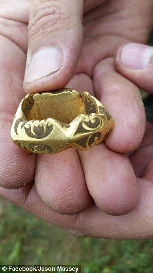 amateur treasure hunter unearths a 1 800 year old roman signet ring in