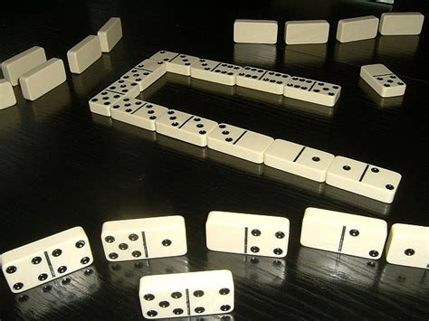 dominoes wikipedia