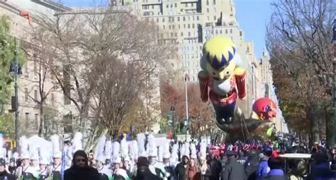 Macy’s Thanksgiving Day Parade Broadcasts Same Sex Kiss On Live Tv
