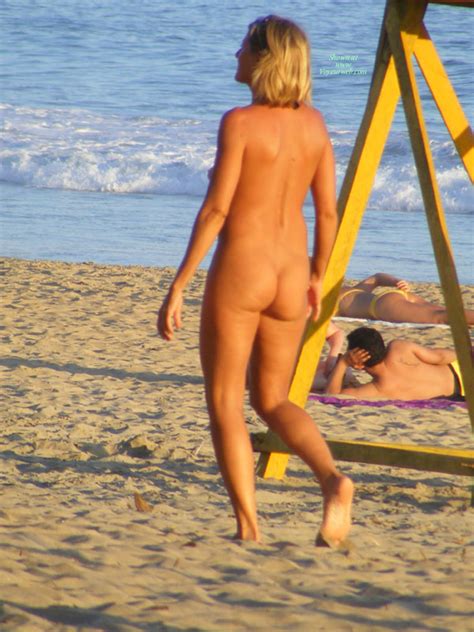 Full Frontal Nude Hottie Plays Beach Volley Ball 2 April