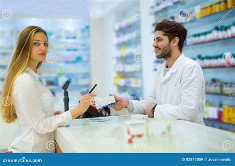 ervaren apotheker die vrouwelijke klant adviseren stock afbeelding image  geneesmiddel