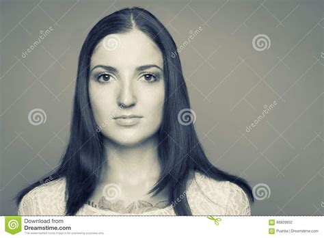 Zwart Wit Portret Van Kaukasisch Brunette Stock Foto Image Of Vers