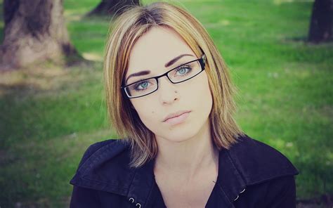 blonde girl with piercings in the nose with glasses