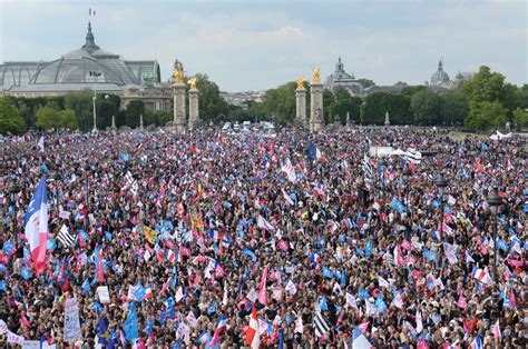 tens of thousands of people marched in paris to revoke same sex marriage today pinknews · pinknews