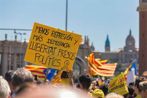 catalaanse demonstratiesystemen met nationale catalaanse symbolen  barcelona om de vrijheid