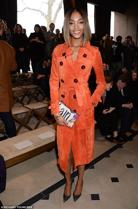 Jourdan Dunn Rocks Orange Trench To The Burberry Lc M Show Daily Mail