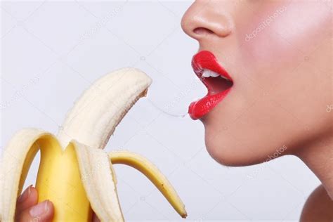 donna sensuale preparare da mangiare una banana — foto stock © tobkatrina 28885707