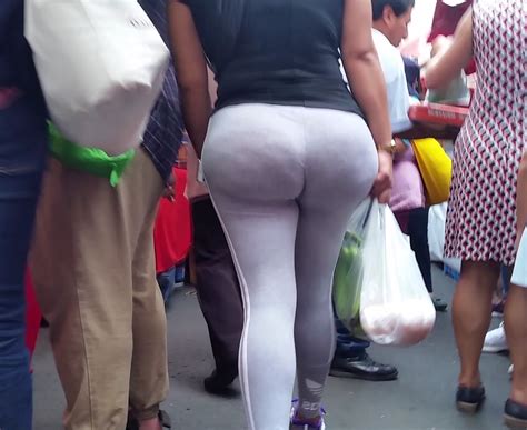 Señora Nalgona En El Mercado Con Pantalones De Yoga