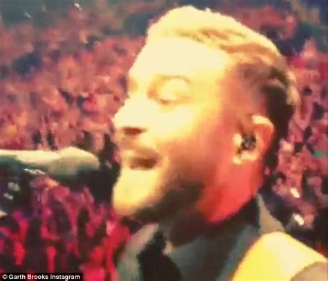 justin timberlake stops cover of friends in low places to bring garth brooks onstage daily