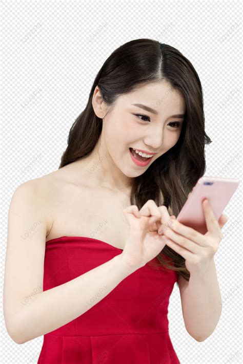 mujer sosteniendo  telefono celular  agarrando  sobre rojo png imagenes gratis lovepik