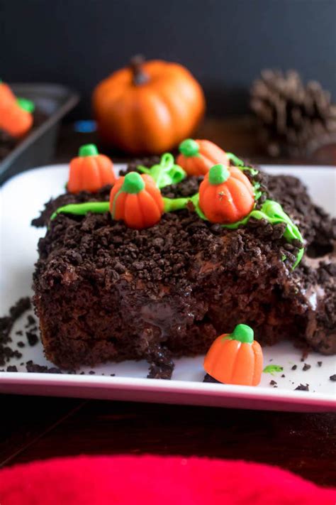 pumpkin patch poke cake ~ recipe queenslee appétit